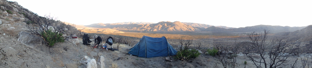 Wouter kookt ontbijt. We staan nog in de schaduw. De planten zijn hier nogal dor.