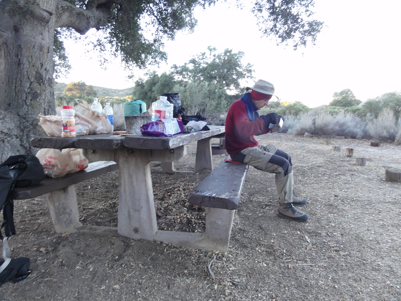Ons dagelijks brood. Aanmaakpap met nootjes, fruit en smarties. Deze camping lag in het dal en was nog wel open. Je moest het geld in een envelop doen en die in een brievenbus gooien. De bank was koud dus ik zit op mijn zeer gewaardeerde schuimen opvouwbare kontflap.