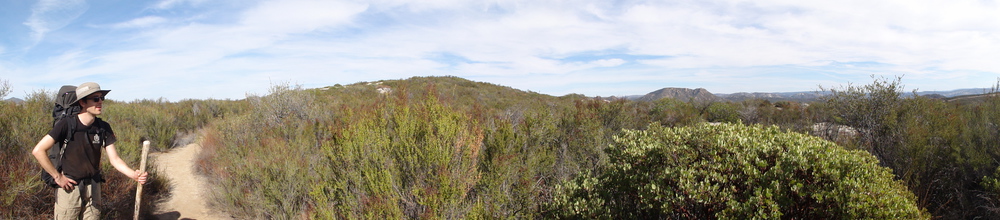 Uitzichtje. Het heet hier niet voor niets de crest trail. De wandelstok is een agave. Sponzig vezelmateriaal in en houtige bast. Superlicht, maar je slijt er wel in een dag doorheen.