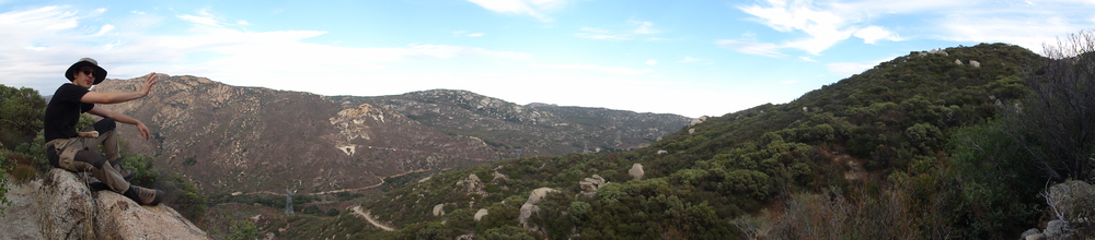 Pauze met balkon. We komen over de bergen aan de overkant, en zijn net door deze canyon gelopen.