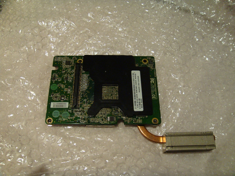 Dit is nou het gewraakte object, de Geforce 7900 GS go. Eigenlijk maar een lullig dingetje. Kostte me 100$. Hij is zo duur omdat DELL dit kaartje speciaal op maat heeft laten maken voor de Inspiron 9400 laptop. Die serie is ondertussen 5 jaar oud. Er zijn er dus niet zo veel meer van. Hij zat goed verpakt in bubbeltjesplastic.