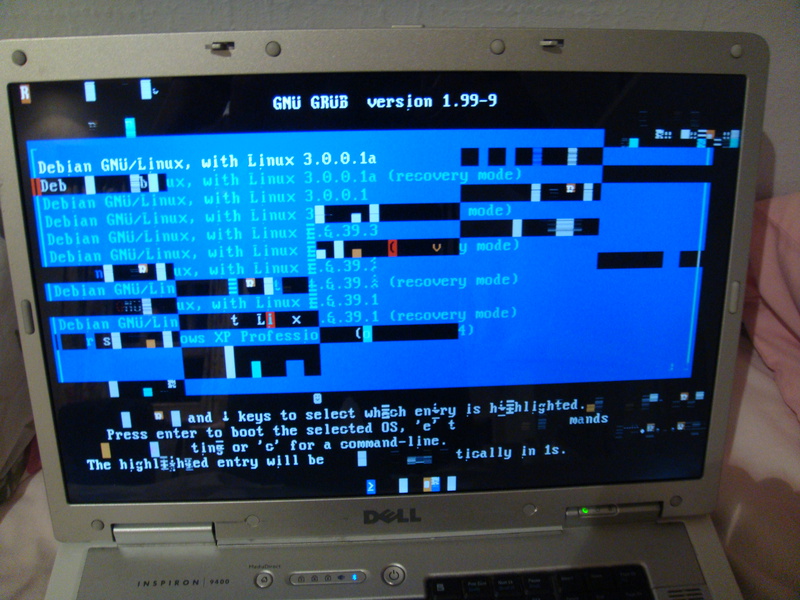 Even verderop tijdens het opstarten, nu in tekst modus, uit de storing zich in onleesbare en verkleurde karakters.