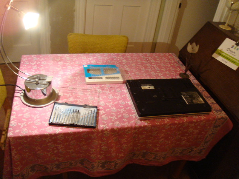 Het geprepareerde werkveld. Goede lamp. Juweliersschroevendraaierset. Tafelkleed.