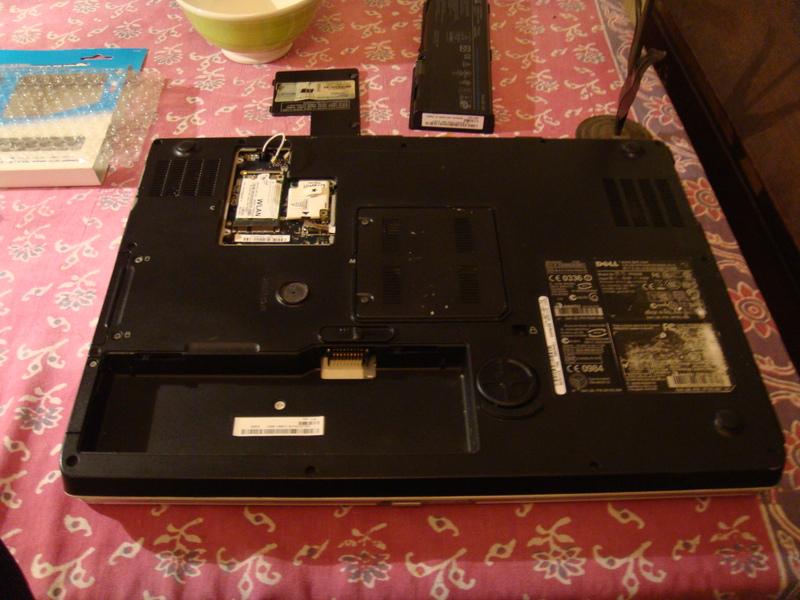 Eerst moet de wireless antenne, een grote lus die in de behuizing van het scherm is verwerkt, losgekoppeld worden van de wireless kaart. En die is toegankelijk via dit klepje aan de onderkant. Als je dit subtiele punt vergeet kom je een heel eind later in de problemen bij het ontkoppelen van het scherm.