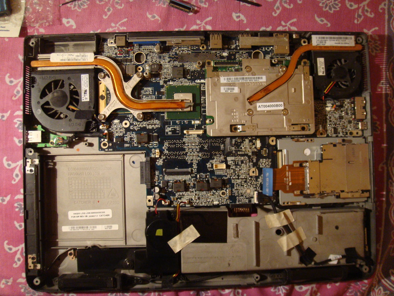 De videokaart is de ijzeren rechthoek rechtsboven. Er zit een koperen heatpipe aan die leidt naar een radiator voor de uitgang van de ventilator.