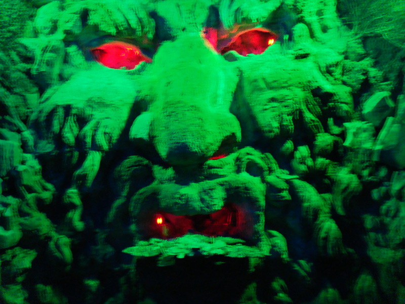 In de tuin was een doolhof, met in het midden een "grotto". Dit was een betonnen keldercreatie in zeethema.