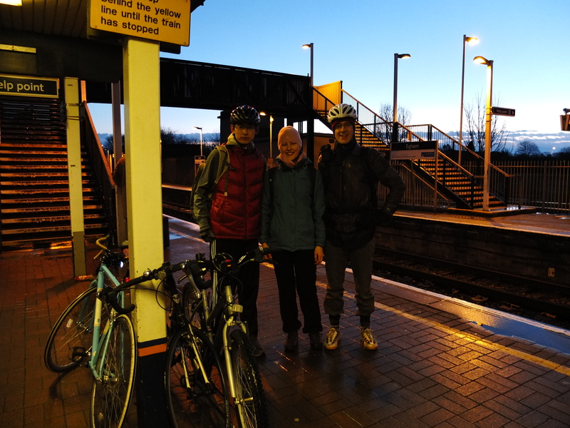 Jiaxin, Valentina en Wouter op het station van Egham. Verzamelen om 07:10. We nemen een group ticket naar Richmond. Vandaar met de London Overground naar Epping. Nog een keer overstappen in Stratford. Daar is een stuk tussen twee haltes dat je niet met de fiets in de metro mag. It pays to be a bastard. De tweede chauffeur kan het niet genoeg schelend, want hij stuurt ons er niet uit.