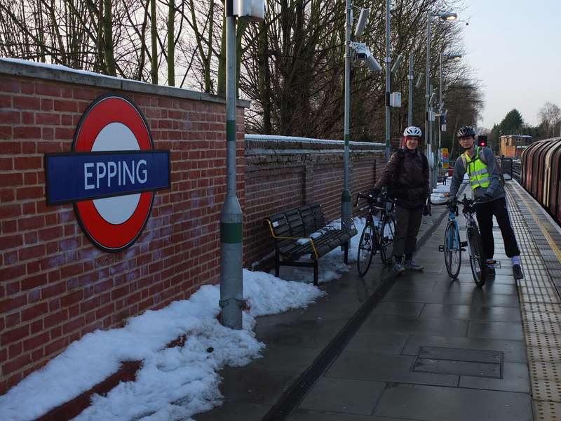 Epping. Het laatste toefje London. Een stap noord-oostelijk en je staat in de velden. Hier begint het fietsen. Of eigenlijk: hier begint de compensatie van het verwachte afzien. We duiken meteen een Costa koffietent in voor iets warms.