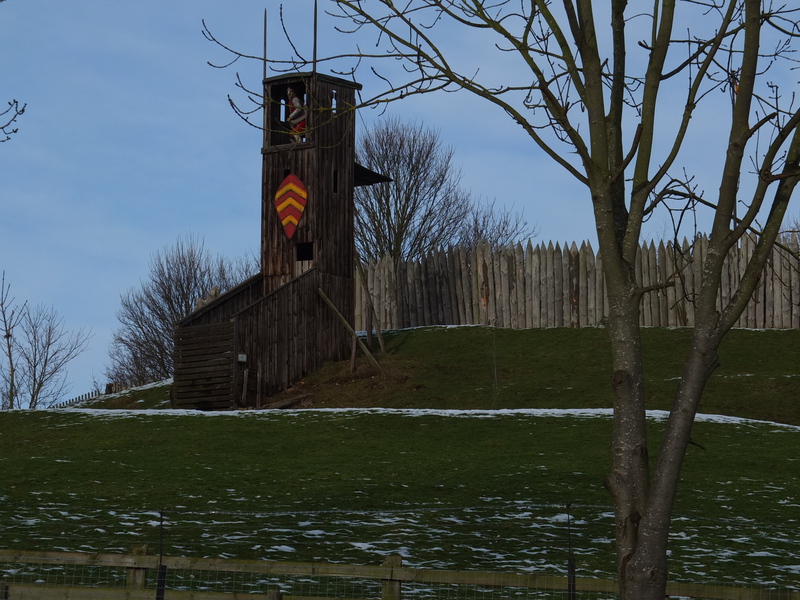 Het kasteel van Stansted Mountfitchet. Blijkt een attractie voor kinderen. En dicht.