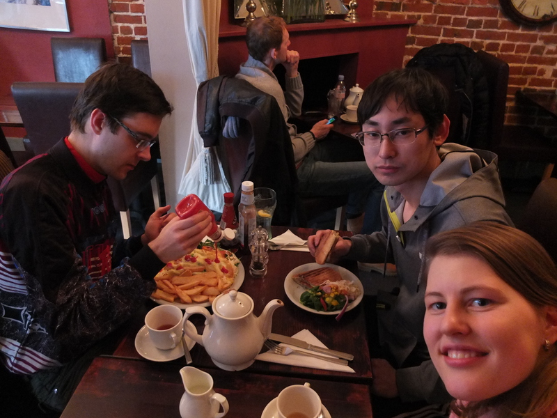 Lunch. In de pub. Ik neem het er lekker van met een omelet kaas/ui/chilipeper met frietjes. Afblussen met ketcup. Jiaxin bestelt op mijn aanraden een panini Stilton-bacon. Lekker Engels :). Hij vindt het aan de zoute kant.