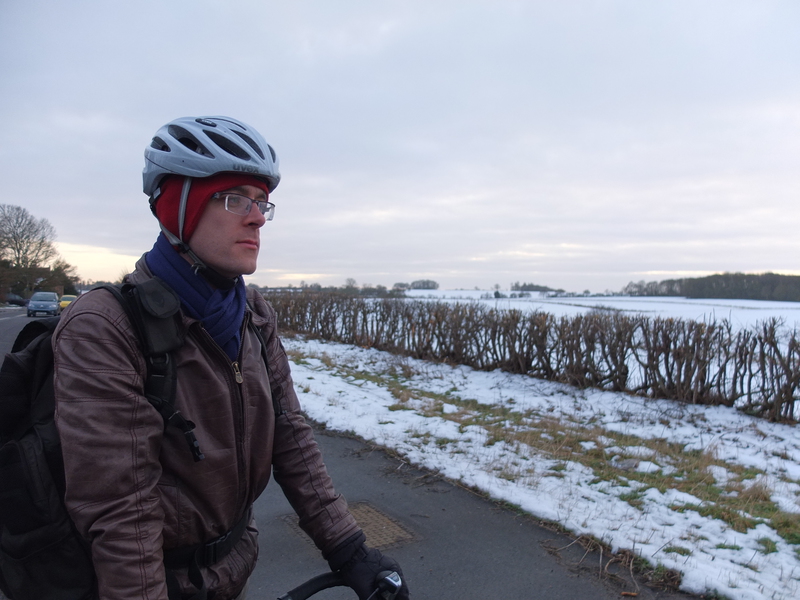Het is rond het vriespunt. De velden zijn besneeuwd en maken weinig aanstalten te smelten.