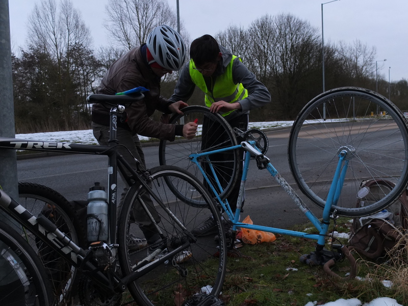 Jiaxin lekke band no 2, achter. Eerst geprobeerd te plakken. Ging niet. Toen toch maar de binnenband vervangen.