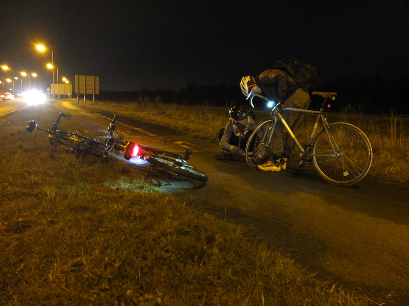 Er blijkt toch nog een klein lekje in Jiaxin's band te zitten. Hij moet nu elke 2 mijl even bijpompen. Met al die lekke banden gaat het niet zo snel. Het laatste half uur fietsen we in het donker.
