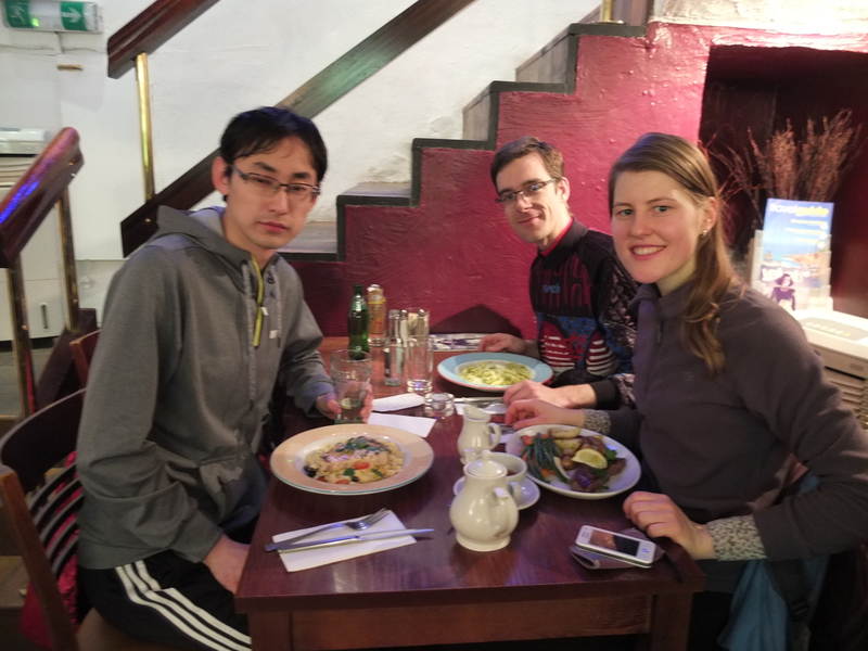 Een welverdiende maaltijd in een italiaans restaurant. De ober keek wel even moelijk toen we zeiden dat we binnen 50 minuten wilden eten, maar zei dat het kon. En dat was ook zo, het eten kwam al na 20 minuten. Zwaardvis, steak en pasta.