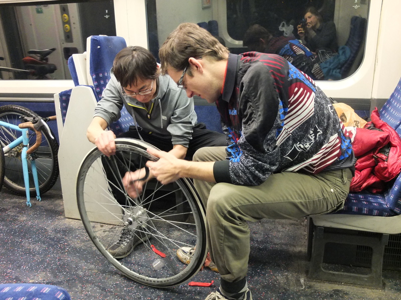 En terug met de trein naar Egham. Onderweg fixen we het probleem met Jiaxin's voorband. Blijkt dat de plakker van vanochtend toch lekte.