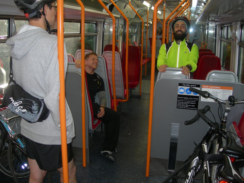 Onderweg in de trein. Zondag is hier spoorwegonderhoudsdag. We moesten behoorlijk omrijden om alle ingezette bussen te omzeilen. Want daar kun je niet met de fiets in. We vertrokken om 7:50 van station Egham en kwamen drie overstappen later aan in Winchester om 9:45.