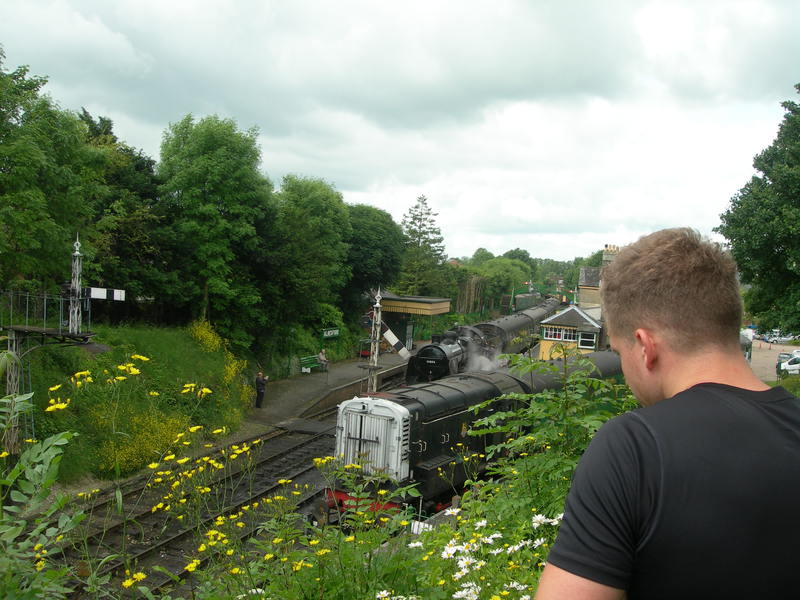 In Alesford zagen we onverwacht een stoomtrein. Of eerder roken. De hele entourage was er. Machinist. Stationchef. Instaphulp. Seinbedieners. Allemaal in negentiende-eeuwse outfit.