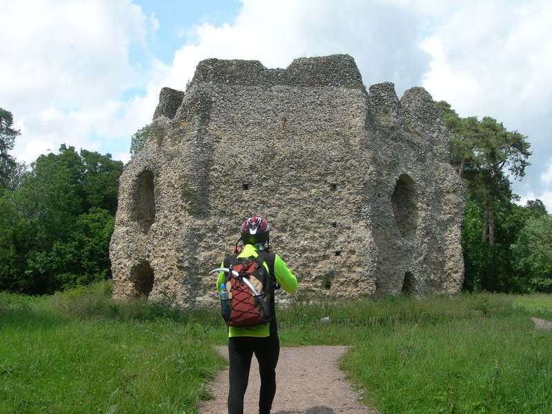 Odiham castle. Is een keer twee weken belegerd en tot overgave gedwongen. Toen bleek dat de burcht door maar dertien man verdedigd werd. Blijkbaar vond de veroveraar dat grappig, anders wisten we het nu niet.