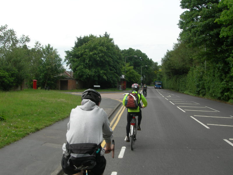 Lekker onderweg. Mitya's spatbord rammelde en kwam langzaam los, dus dat heeft hij er maar afgehaald en in zijn rugzak gedaan.