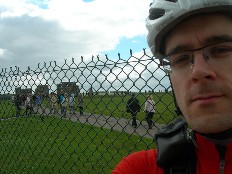 Er staat een hek omheen. En de bezoekers moeten op de paadjes blijven.