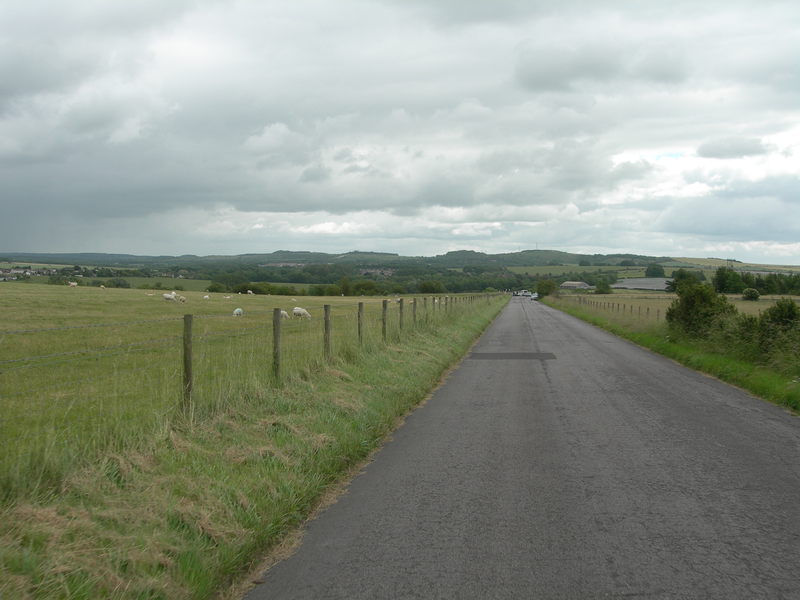 Schapen, heuvels, geen kip op de weg. Wel af en toe bordjes die waarschuwen voor overstekende tanks. Er is hier nogal wat militair oefenterrein blijkbaar.