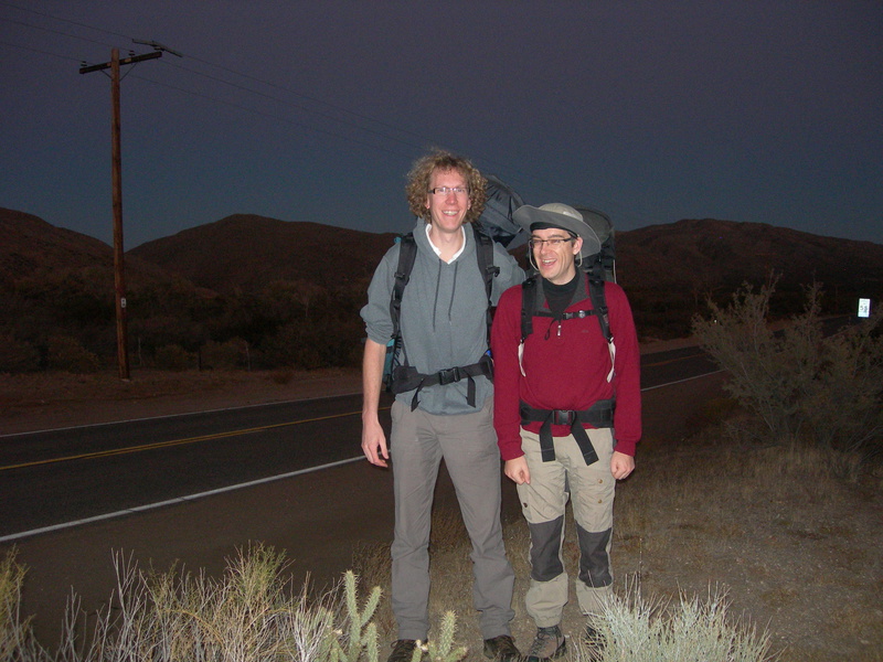 Vertrek bij schemering. Het koelt snel af, dus we hebben truien aan. De bus die ons hier afzette rijdt eenmaal per week. Terug was dus geen optie, dan zouden we onze vluchten missen.