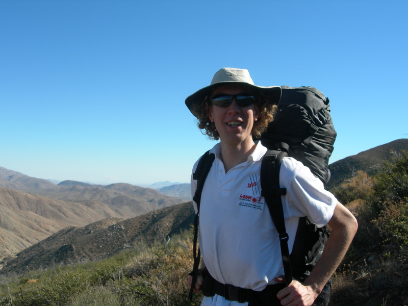 Claas in vol ornaat. Bij vertrek droegen we elk 5 liter water. Claas draagt verder tent, brander en brandstof.