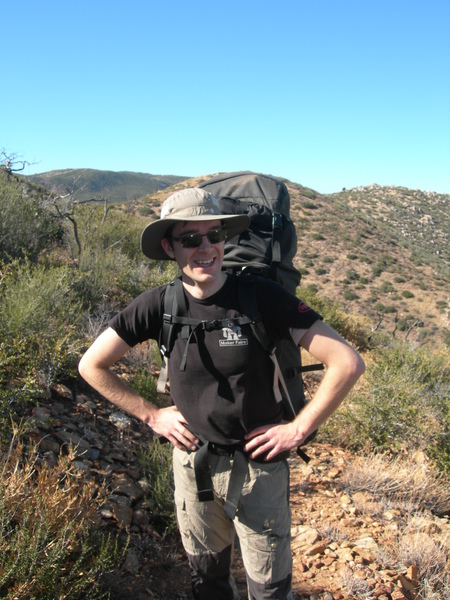 Wouter in vol ornaat. Wouter draagt eten voor vijf dagen. 's Avonds pasta of rijst. 's Ochtends brinta. 's Middags crackers met jam. En onderweg zoute pindas en mueslirepen.
