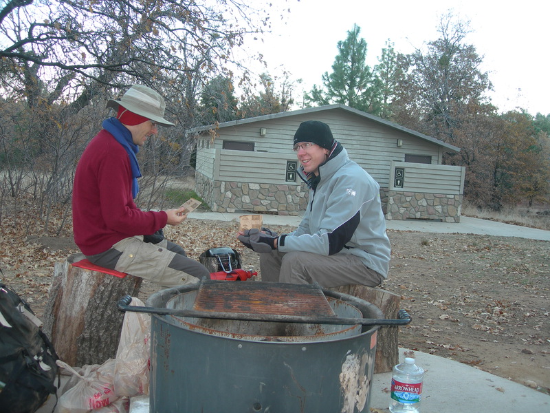 Koken in de ochtend. Koud! Deze locatie stond op de kaart als betrouwbaar waterpunt. Maar de camping hier was al dicht en alle kranen waren afgetapt. Het vriest hier namelijk 's nachts. Gelukkig vonden we uiteindelijk een waterpomp die het deed. Het water was helder, maar smaakte een beetje naar dat spul waar ze legercanvas mee behandelen. Dumparoma.