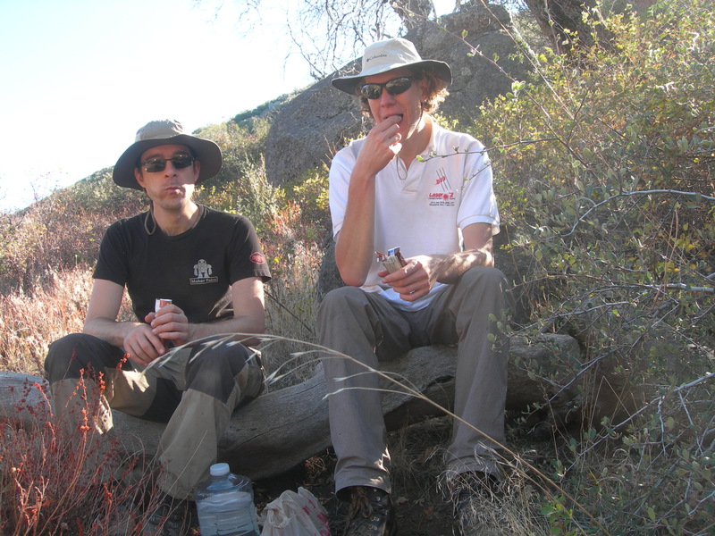 Pauze met een reep. Claas had ruim ingekocht, dus we moeten zes repen per dag wegwerken.