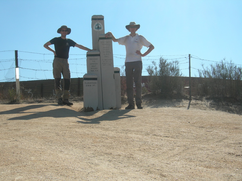 Het eindpunt bij de Mexicaanse grens. Je kunt hier je naam en een groet in een boekje schrijven. Een beetje troosteloze plek dit. Er staat hier een hoge ijzeren muur met een zandweg erlangs. We werden in de laatste anderhalvemijl naar de grens constant in de gaten gehouden door gewapende grenswachters in jeeps. En er vliegen hier continu helikopters over.