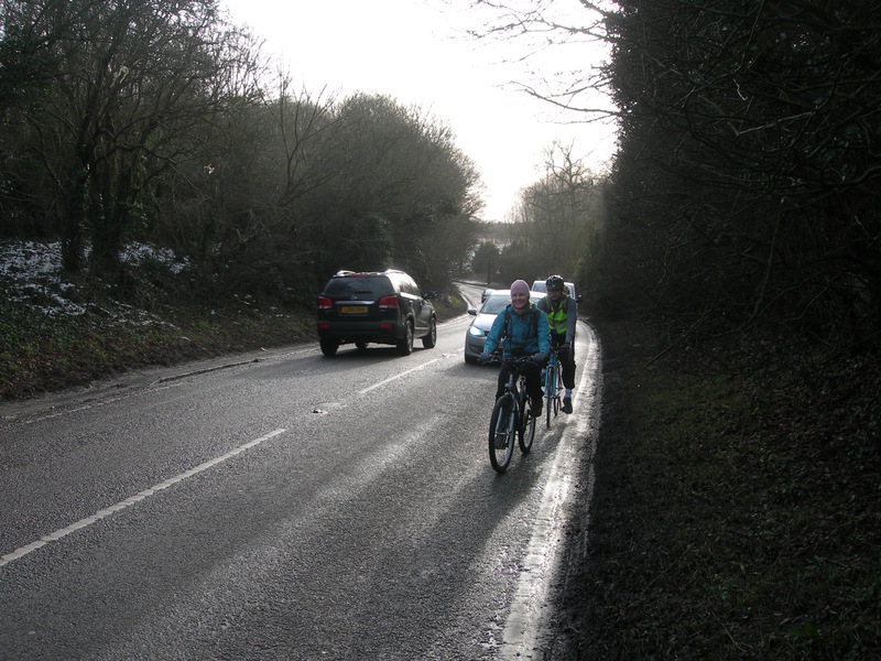 De weg blijft relatief druk.