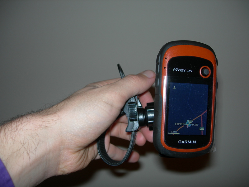 Met fietsbevestiging. Dit is superhandig bij het racefietsen. Zo kun je namelijk over kleinere fietspaden rijden, zonder de hele tijd te hoeven stoppen om te zoeken naar de route. Zo krijg je de lol van het landschappelijke feitsen op tempotje Autobahn.