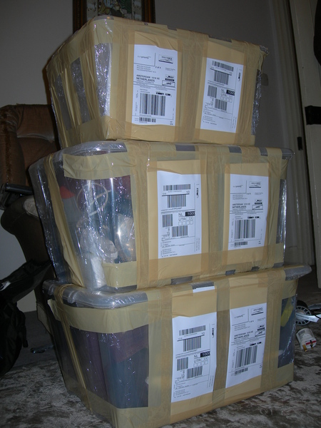 De toren van inpak. De vierde doos gaat deze computer bevatten, dus die is nog under construction.