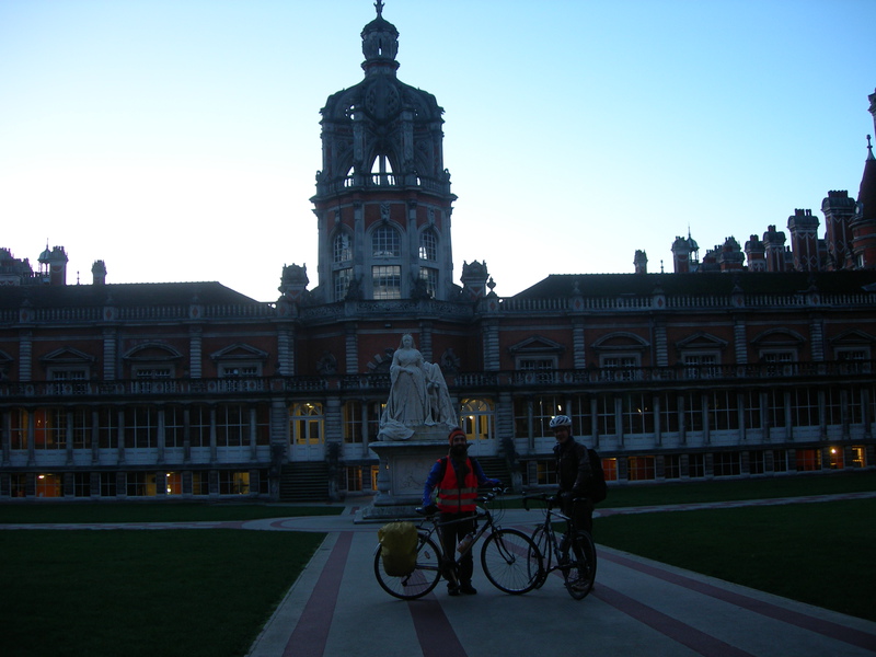 Ik vertrek met Mitya 's ochtends om 7:15 van de binnenplaats van Royal Holloway.