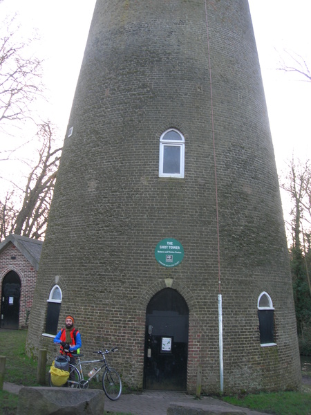 In een of ander klein parkje komen we een buskruittoren tegen.