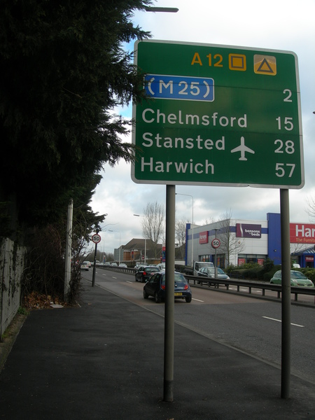 Nadat ik Mitya heb afgezet in Richmond, en met de London Overground door het centrum naar Stratford ben verplaats, word ik vriendelijk begroet door dit bord. Harwich staat er op!