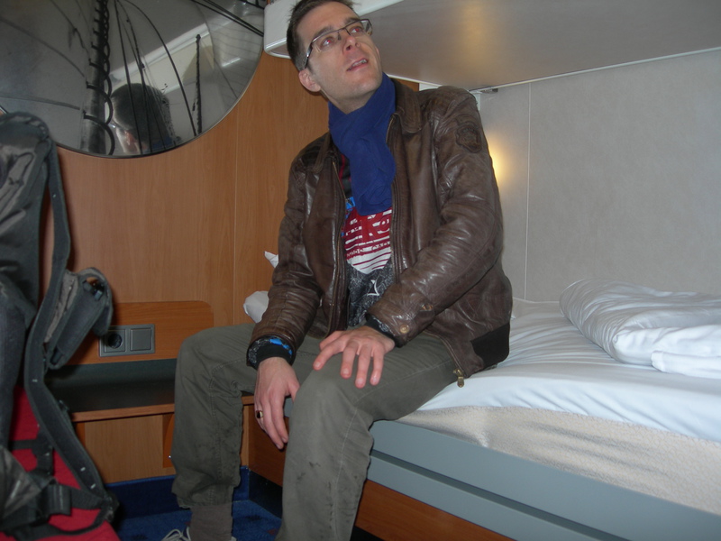 Lekker ruim bemeten kooij. Er is een badkamer met douche, en een grote tv. Met 150 km achter de kiezen slaapt het prima. Ik heb er geen last van dat alles trilt door de motor.