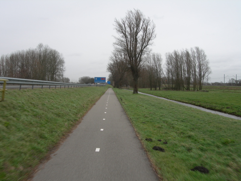 Langs de snelweg. Nog 33 km. Ik heb wind mee dus het gaat gezwind.