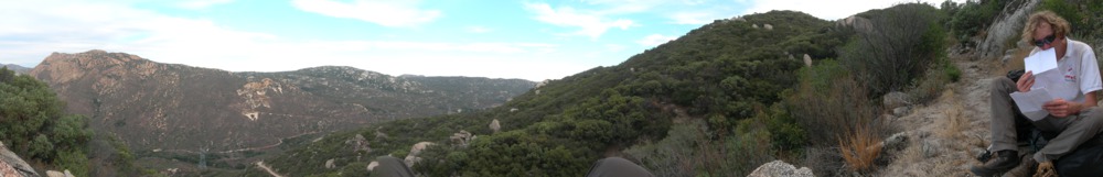 Claas leest de kaart. We hadden een printout van de route op kaarten van National Geographic, gemaakt door ene "halfmile".