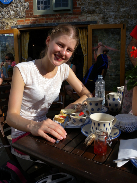 Cream Tea in Amberley Tea Room. Scones met jam en room en English Breakfast thee.