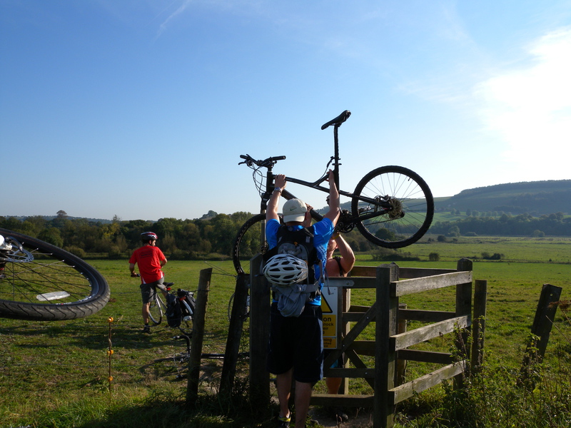 Fietsen over hekken tillen. Er groeien hier koeien. En geen asfalt.