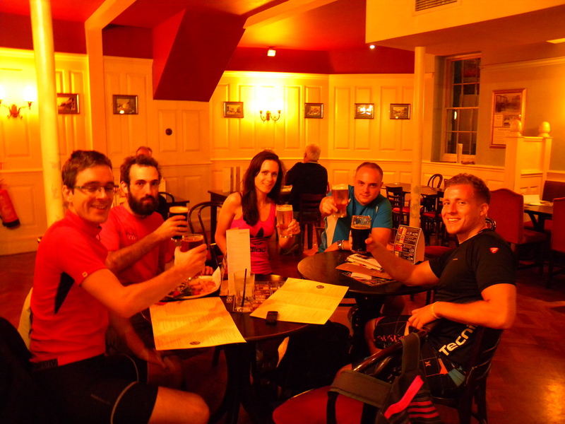 Pub grub eten in een Engelse pub. Met slap bier. En cranberry juice.