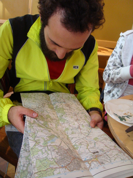 Mitya, onze routeguru, heeft in Guildford net zijn kaartverslaving bevredigd met een verse Ordnance Survey. De rest nam thee en koffie.